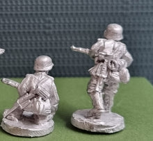 Load image into Gallery viewer, BG01 German infantry squad no Y strap
